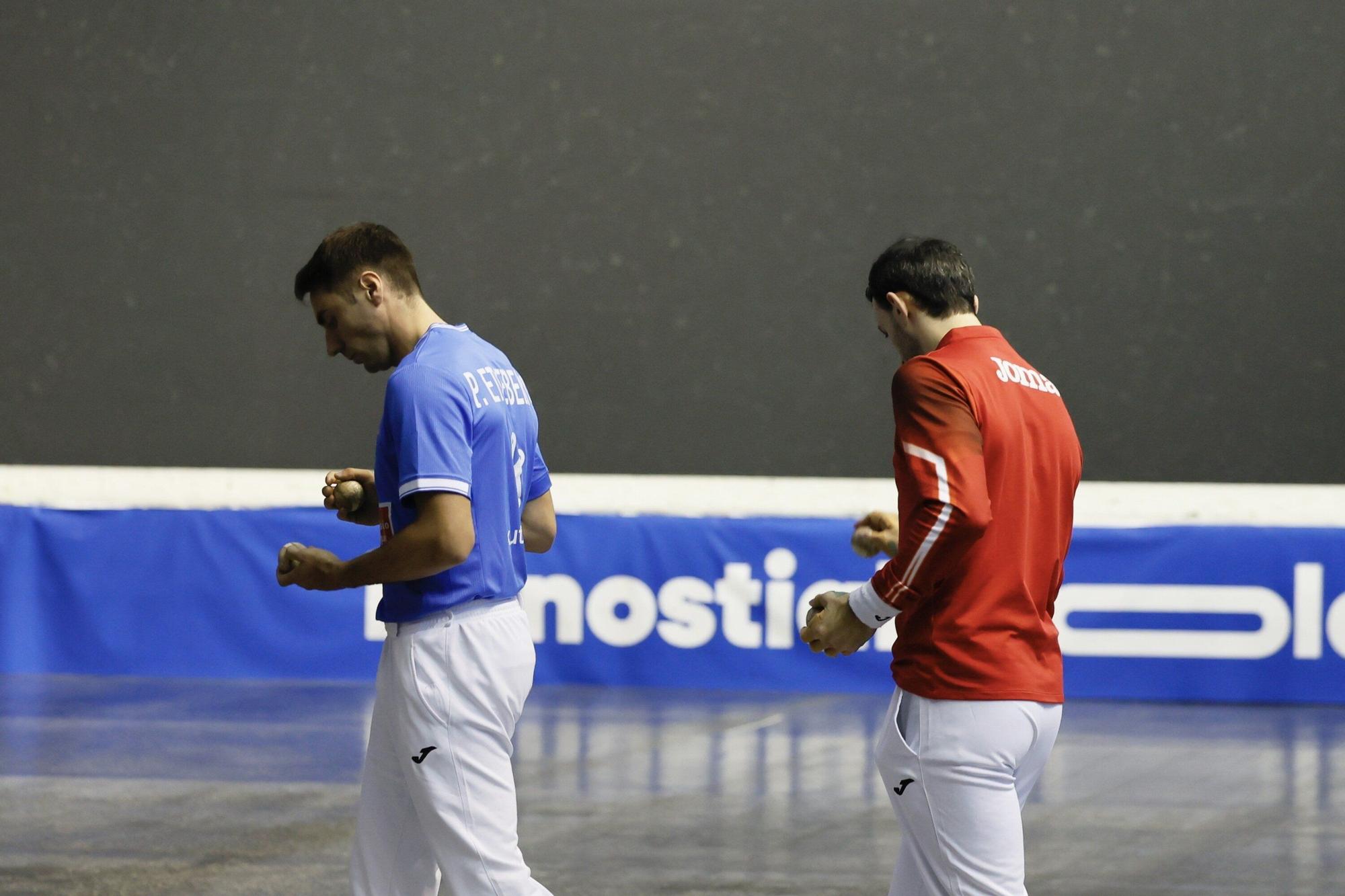 Jokin Altuna y Peio Etxeberria eligen material en el Atano III de Donostia para la semifinal del Cuatro y Medio.