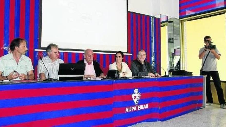 Vecinos de las inmediaciones de Ipurua, el pasado martes durante la presentación de su propuesta para ampliar el aforo del estadio eibarrés.