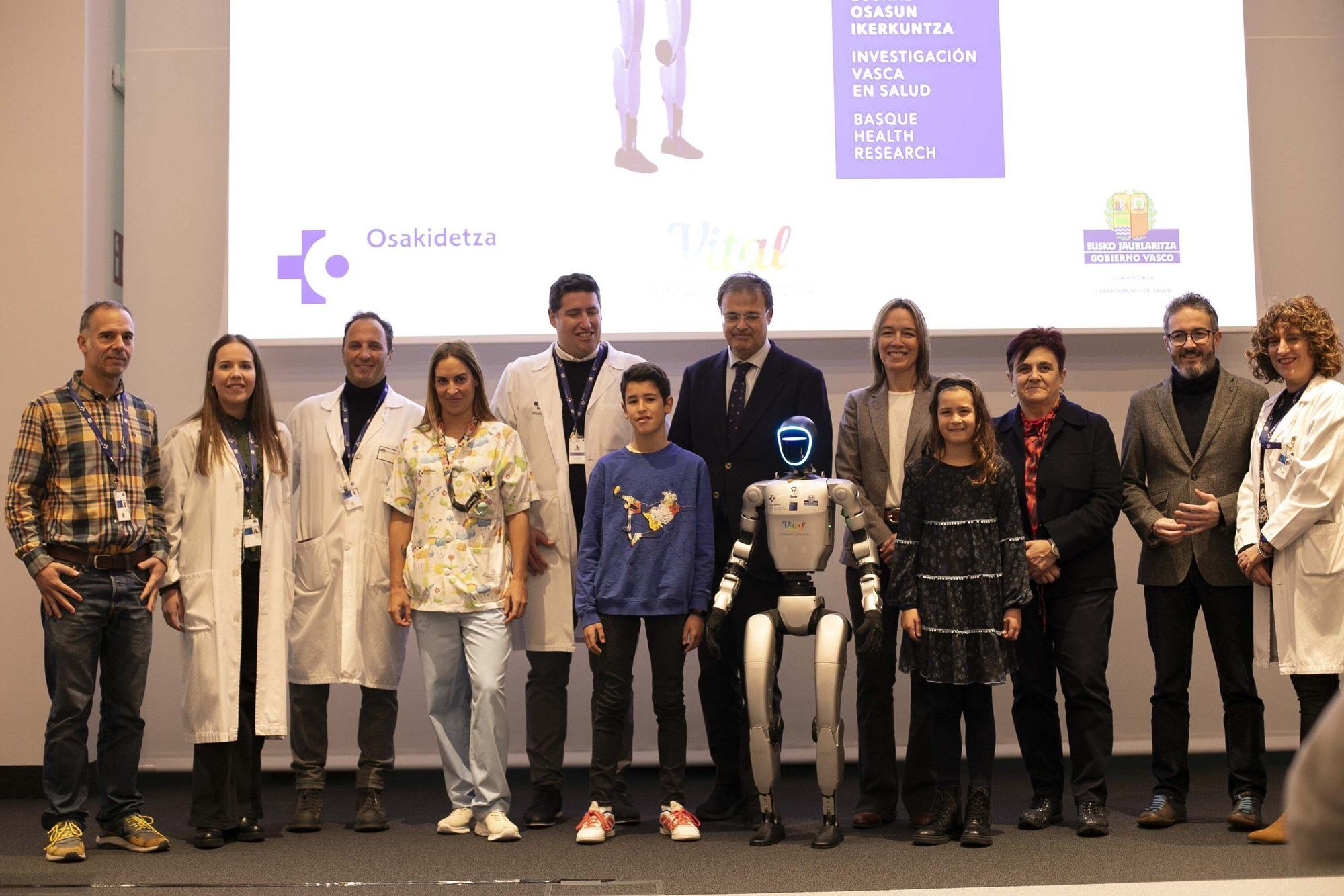 En imágenes: Así es SAAKI, el nuevo robot pediátrico que ayudará a los niños ingresados en el HUA-Txagorritxu