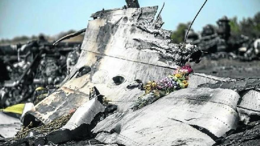 Restos del vuelo MH17 derribado cuando sobrevolaba el este de Ucrania con 298 personas a bordo.