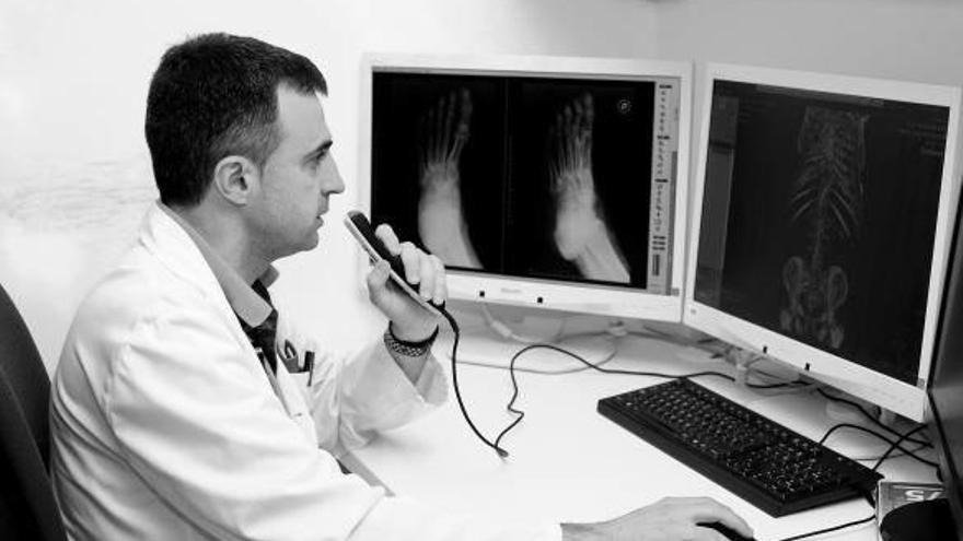 Luis Miranda Orella, jefe de Radiología del CHN, en el servicio hospitalario.
