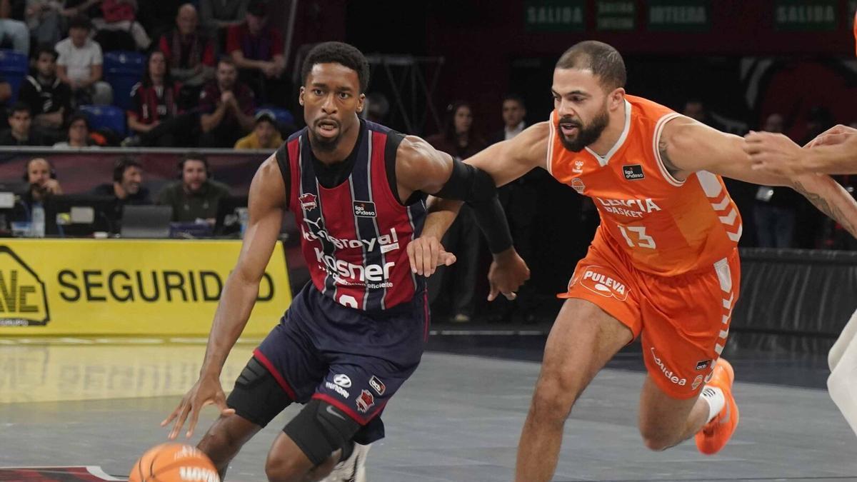 Simmons penetra a canasta ante Thompson en el pasado Baskonia-Valencia