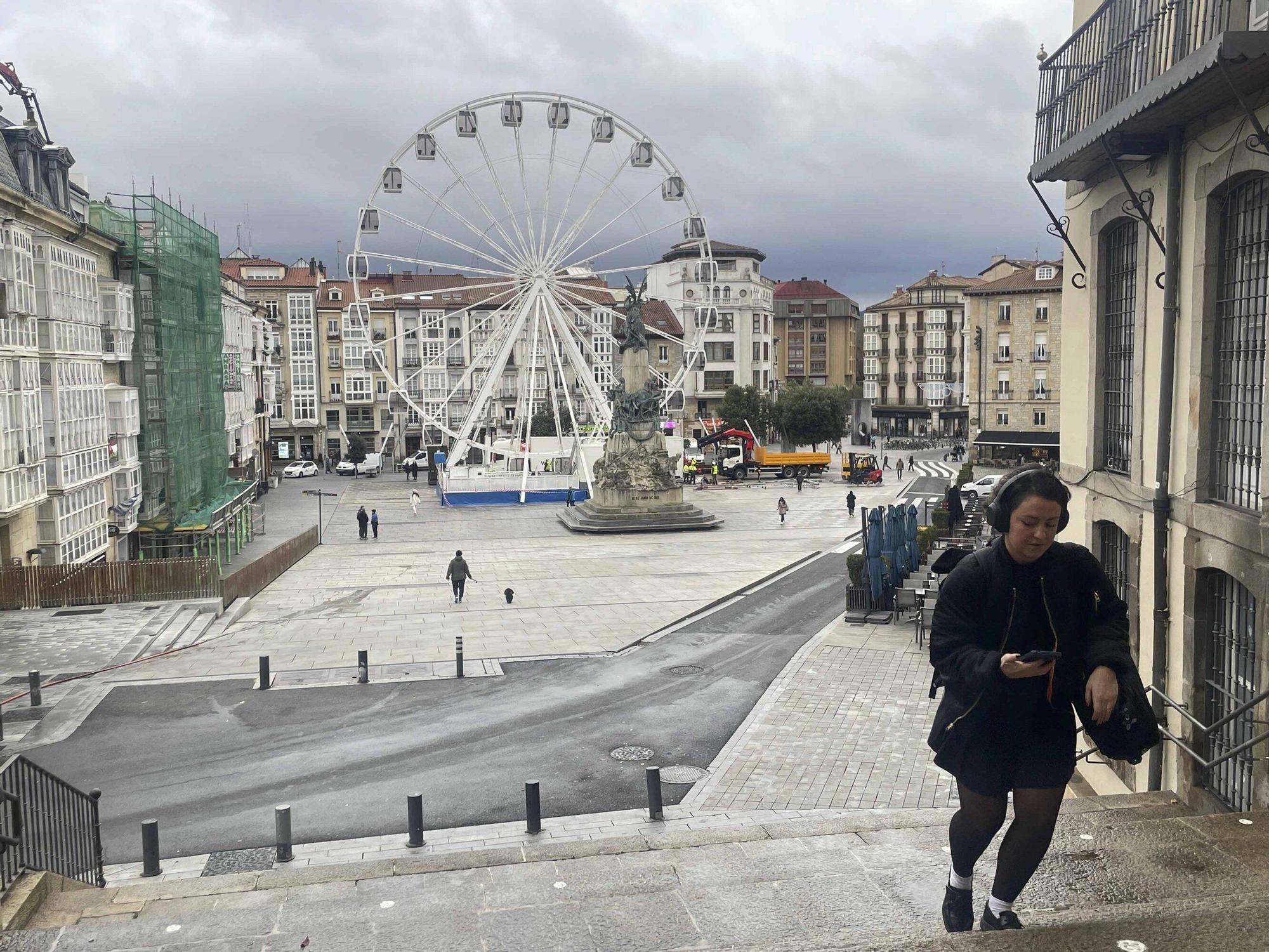 Una noria gigante en la plza de la Virgen Blanca es el principal reclamos navideño de este año en Vitoria