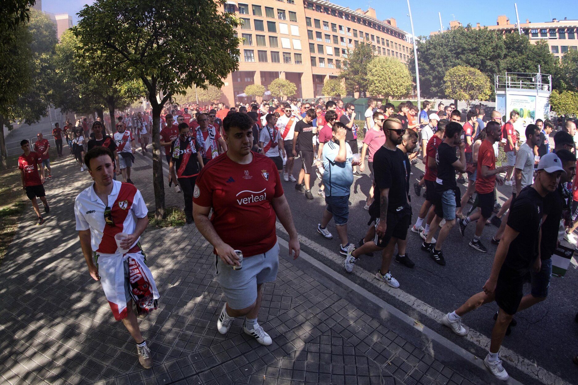 La afición primero: numerosa marcha reivindicativa de los aficionados de Osasuna y Rayo