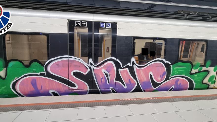 Usan un palé para detener una unidad de Euskotren en Bedia y vandalizarla