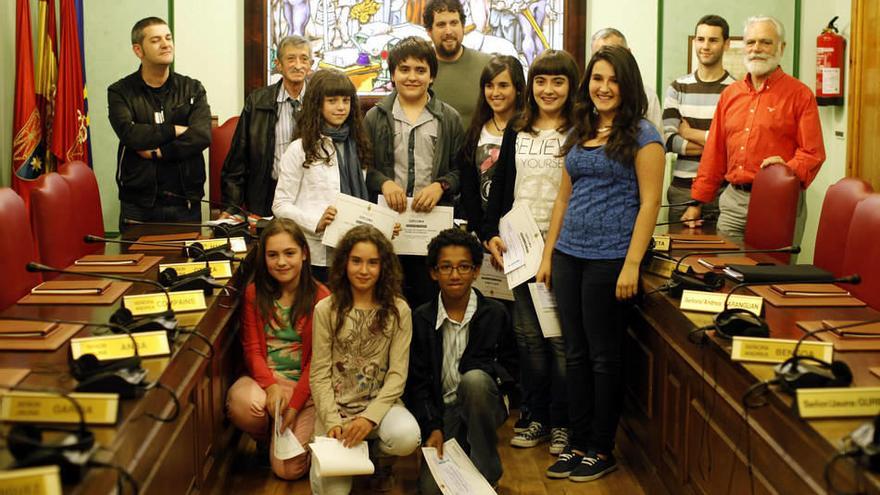 De izda a dcha, agachados: Silvia Esáin, Andrea Nájera, Thiago Santana; de pie: Elsa Arenaz, David Rodríguez, Sharay Larios, Ainhoa Garde y Leire Guillo; al fondo, Pello Gurbindo, Ángel Mª Vidondo (jurado), Mikel Oteiza, José Vicente Urabayen.