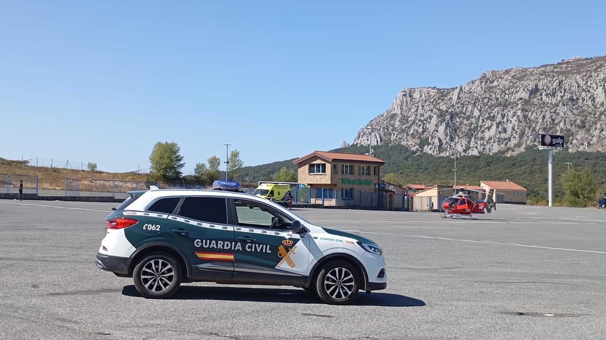 El helicóptero en el aparcamiento de la estación de servicio de Ziordia.