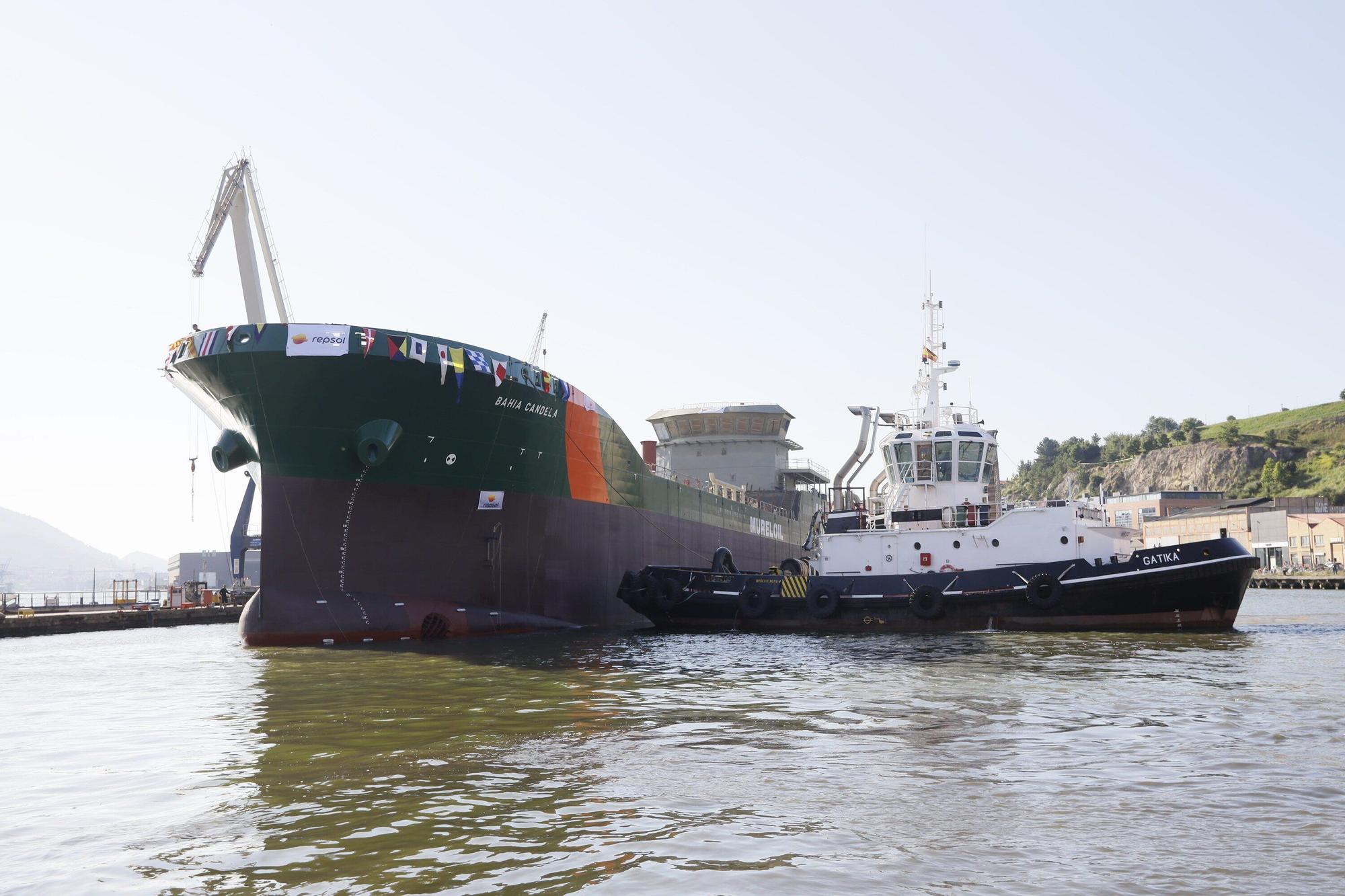 En imágenes: Murueta bota en Erandio un barco de transporte de combustible