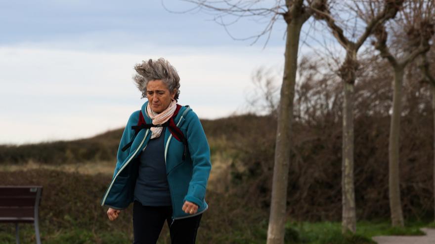Rachas de viento de casi de 140 km/h en Bizkaia obligan a desviar vuelos desde primera hora