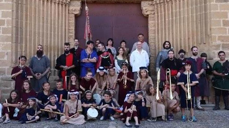 El alcalde y la pregonera posan junto al grupo de infantiles, protagonistas del desfile inicial del día.