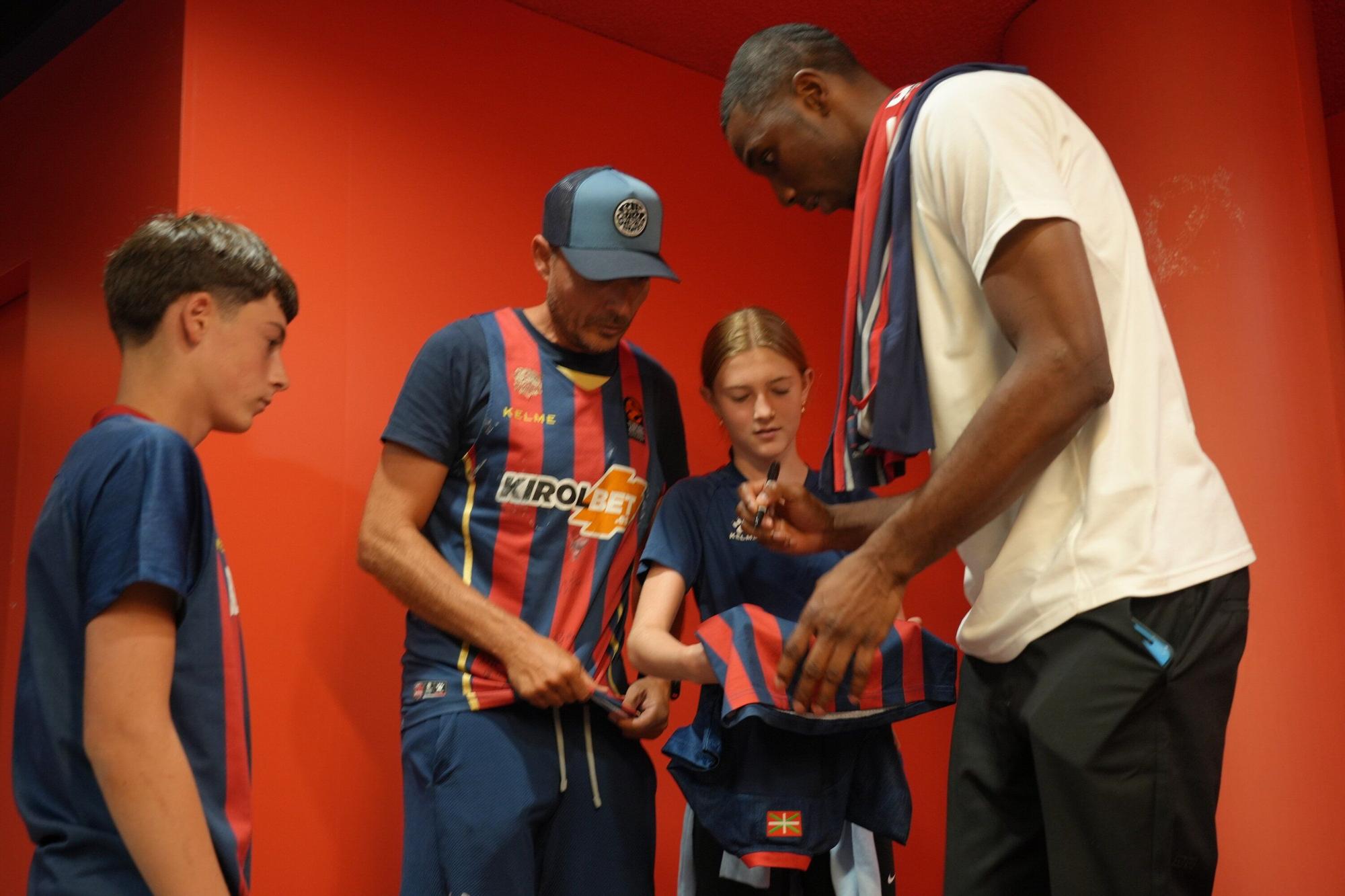 En imágenes: Presentación de Diallo como jugador del Baskonia