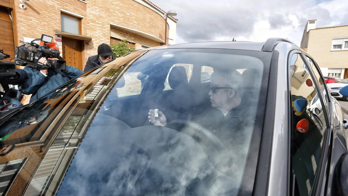 Cerdán sale en coche de su domicilio entre cámaras y micrófonos.