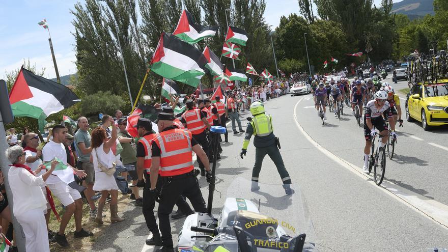 Ambientazo y apoyo masivo a Palestina en la Vuelta a su paso por Navarra