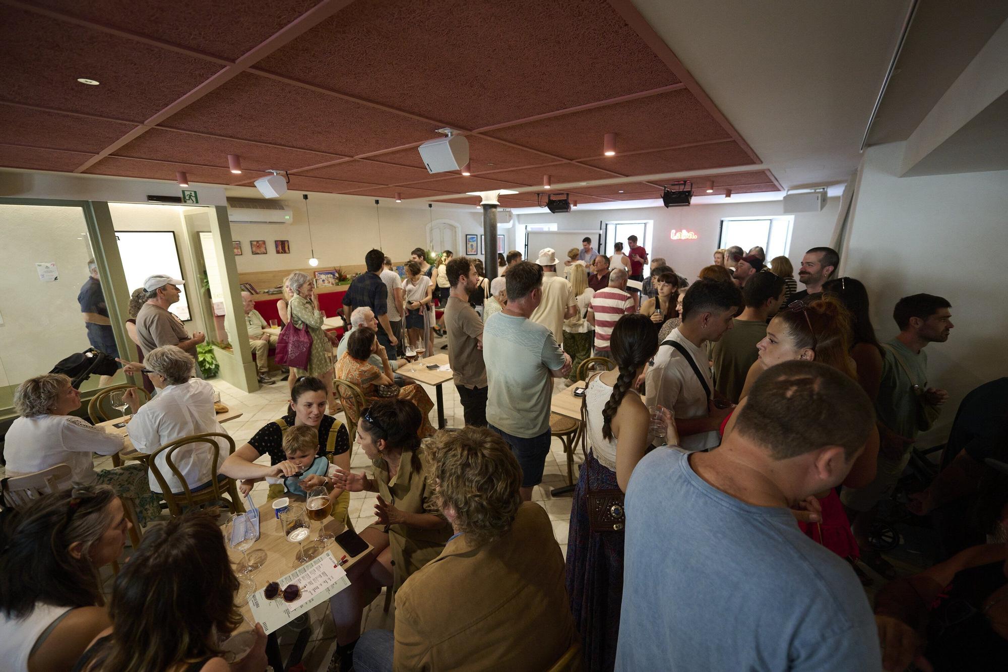 Fotos de la inauguración del bar Laba Elkartea en la Plaza del Castillo