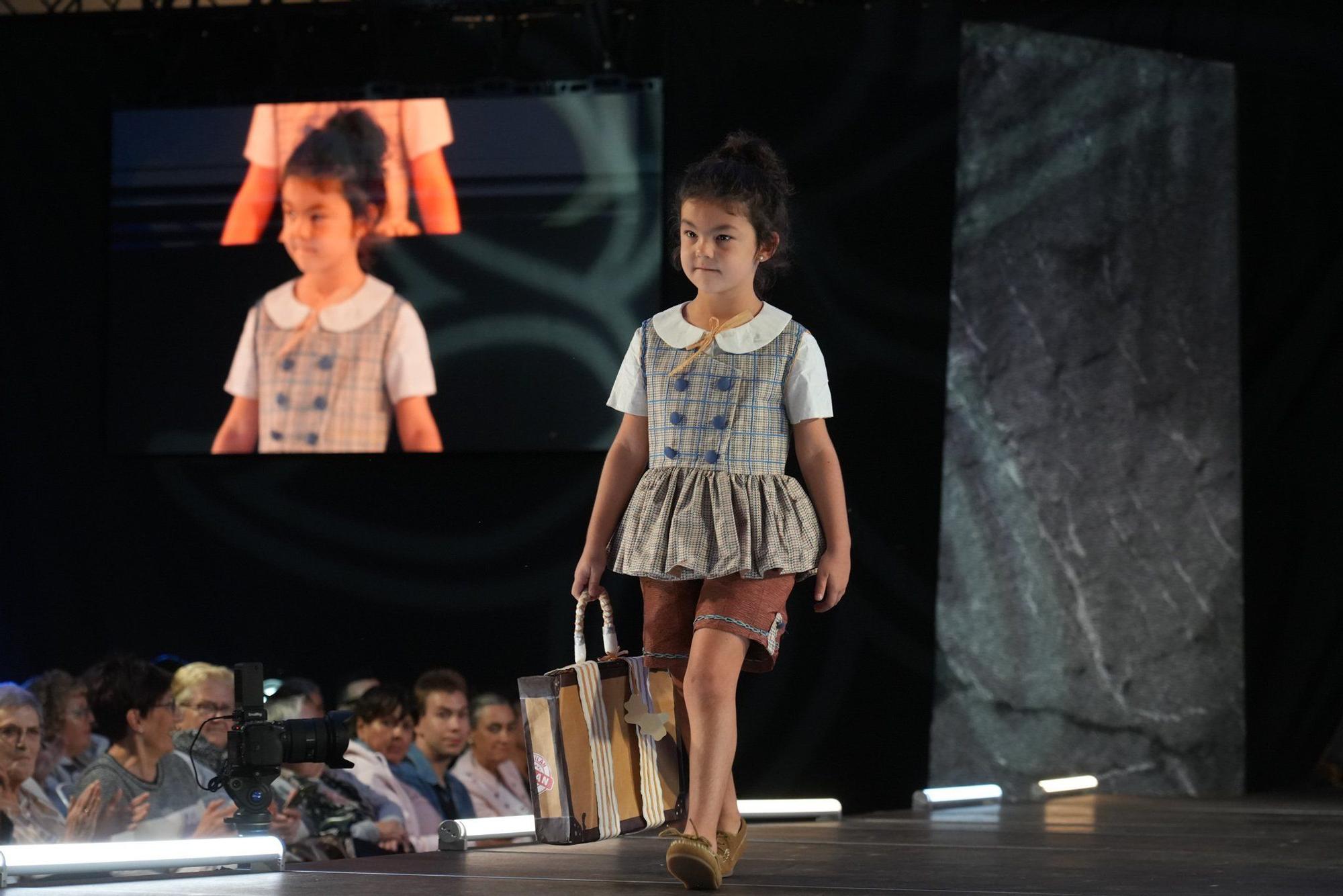 En imágenes: así ha sido el desfile de Vestidos de Papel de Güeñes