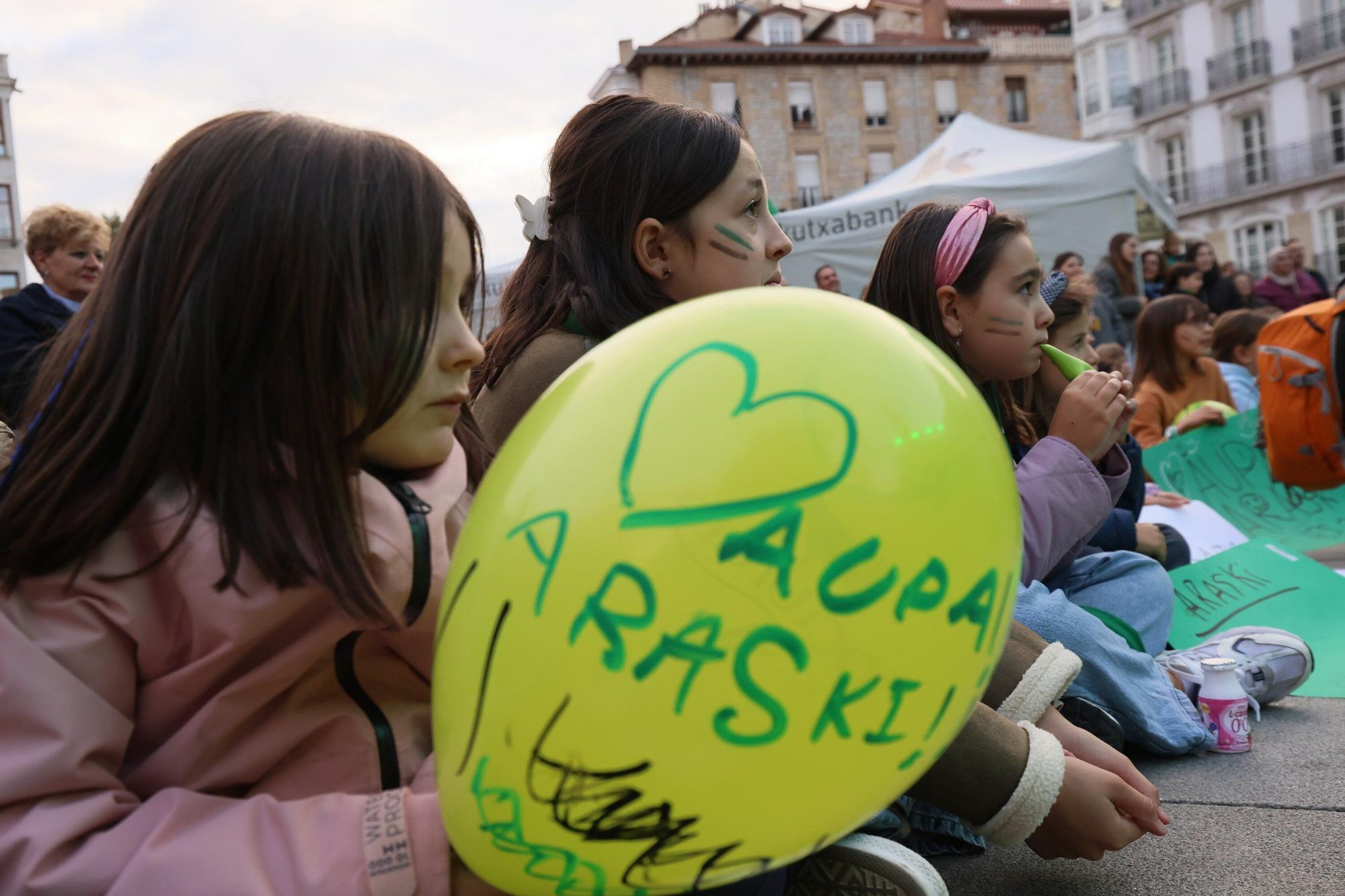 En imágenes: El Araski presenta su plantilla en la plaza de la Virgen Blanca