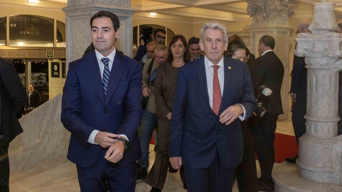 El Lehendakari, Imanol Pradales, con el físico Pedro Miguel Etxenike.