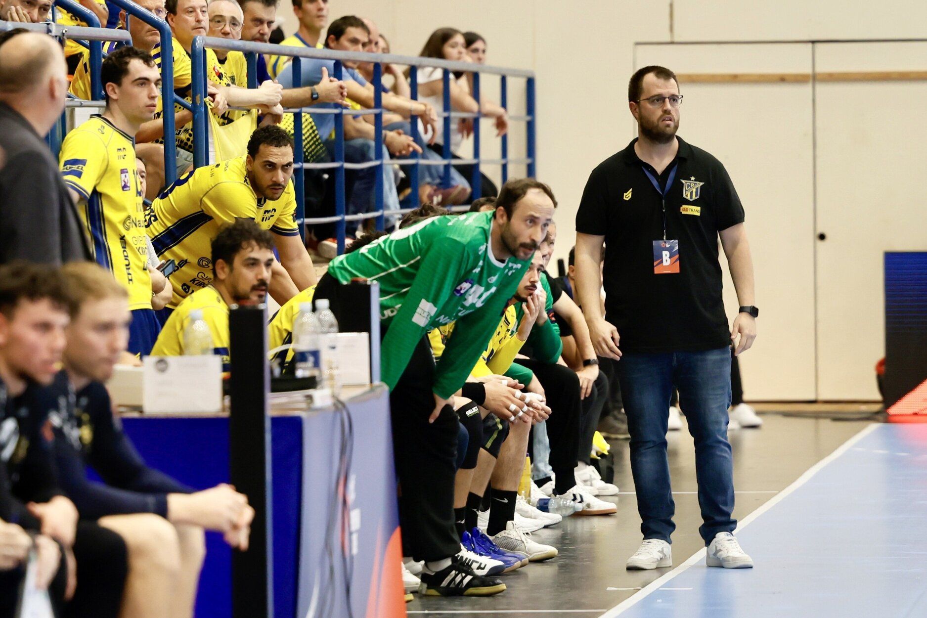 El banquillo del Irudek Bidasoa Irun, durante el partido ante el Flensburg alemán