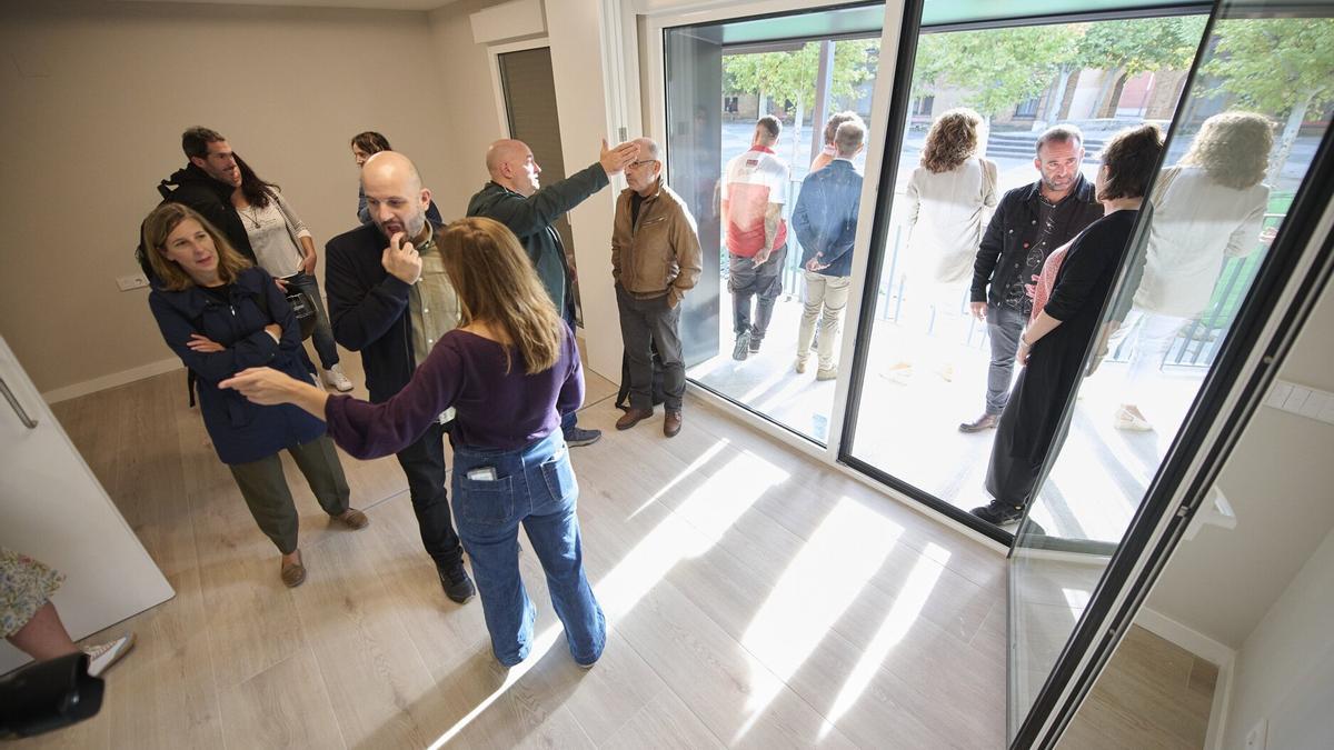 Visita el año pasado de los integrantes de la Comisión de Urbanismo a las viviendas rehabilitadas en el grupo San Pedro.