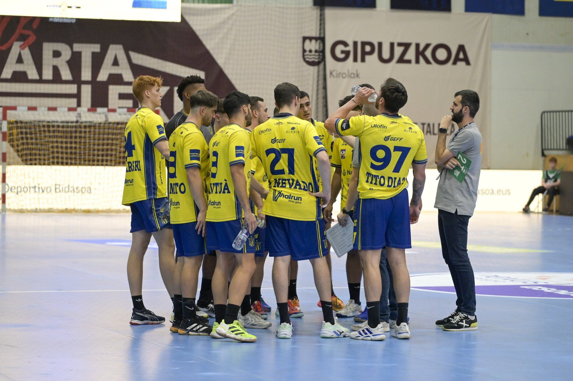 Los jugadores del Irudek Bidasoa Irun, en un tiempo muerto contra el Ademar de León en Artaleku