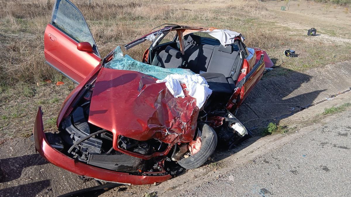 Coche que conducía la mujer herida en el accidente de Aberin.