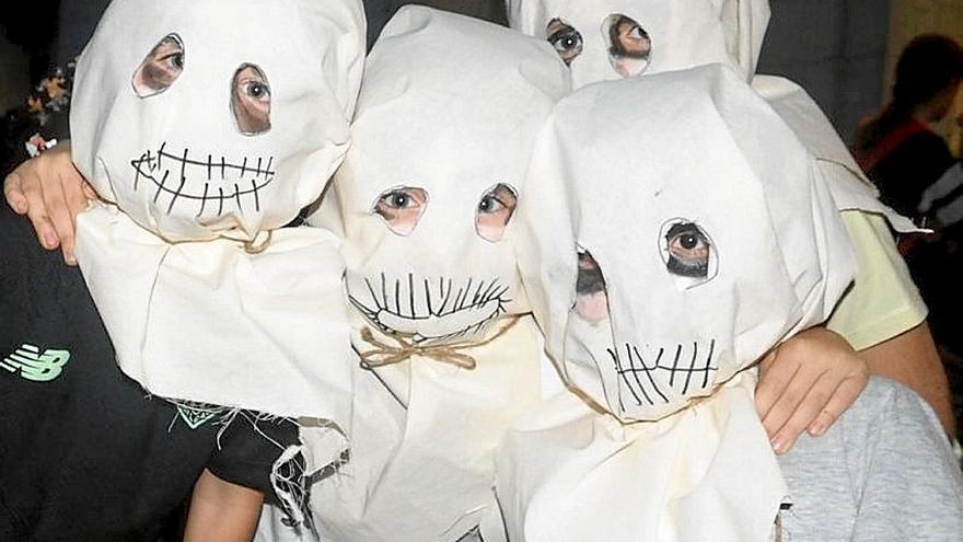 Un grupo de niños y niñas disfrazados durante la celebración de la Gau Beltza. Un grupo de niños y niñas disfrazados durante la celebración de la Gau Beltza.