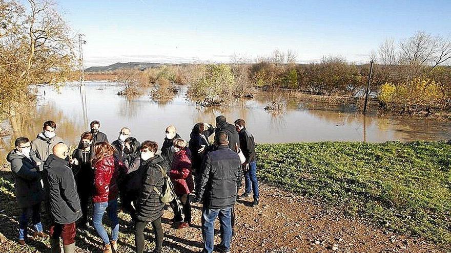 La presidenta Chivite y otras autoridades, en la mota de Falces.