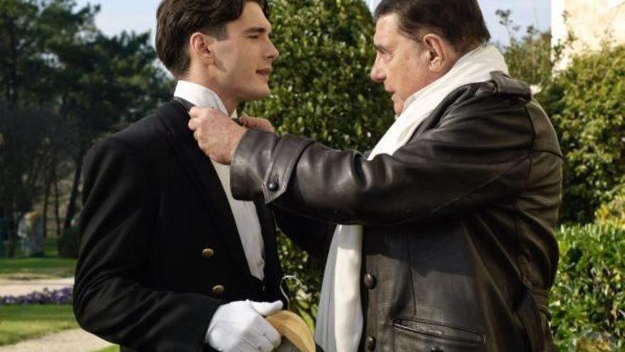 Yon González y Juan Luis Galiardo, quien realizó su último papel en &#039;Gran Hotel&#039; antes de fallecer.