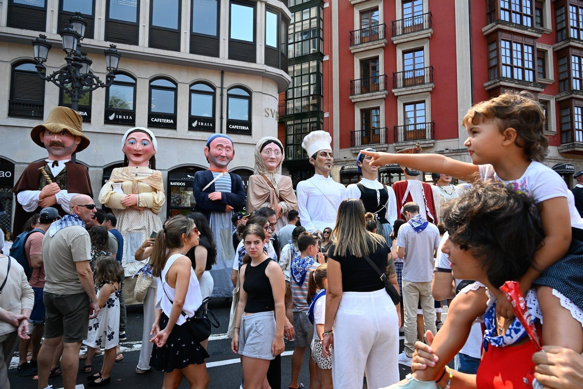 En imágenes: Los gigantes y cabezudos despiden Aste Nagusia a lo grande