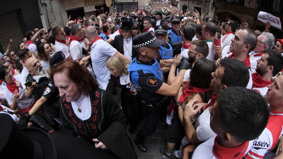Tres policías en heridos en la procesión de San Fermín