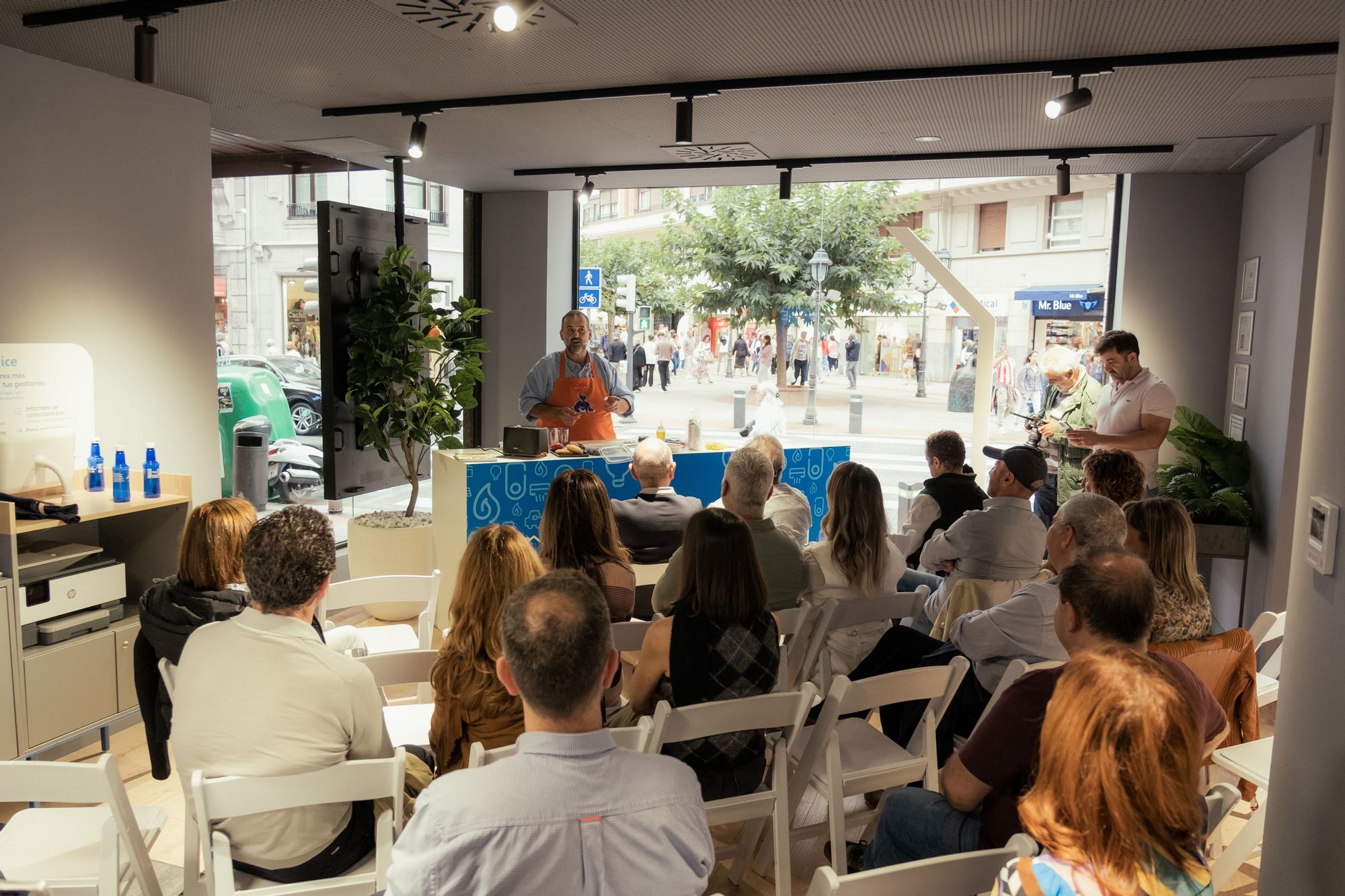 El chef David de Jorge elaboró en directo el 'Pintxo Endesa' ante el público de dentro y de fuera de la nueva tienda Endesa de Bilao.