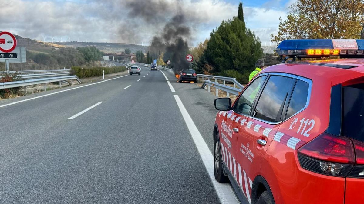 Imagen del lugar de los hechos, en el que el incendio de un vehículo ha provocado el corte de un carril en la A-12