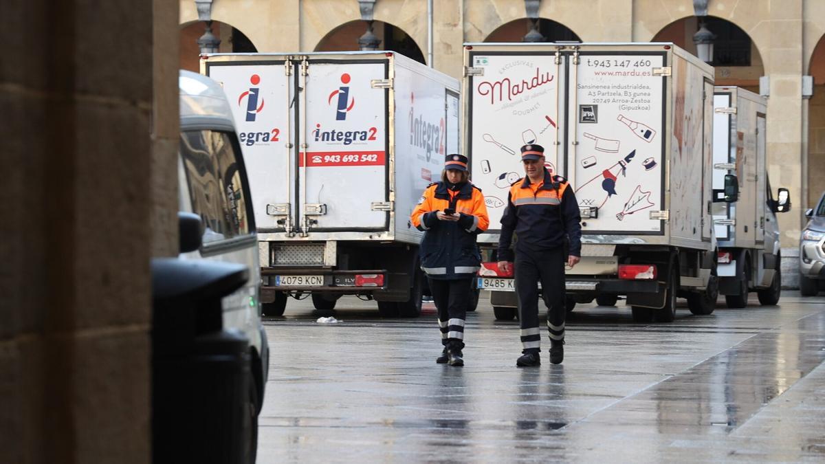 Dos agentes de Movilidad en la plaza de la Constitución