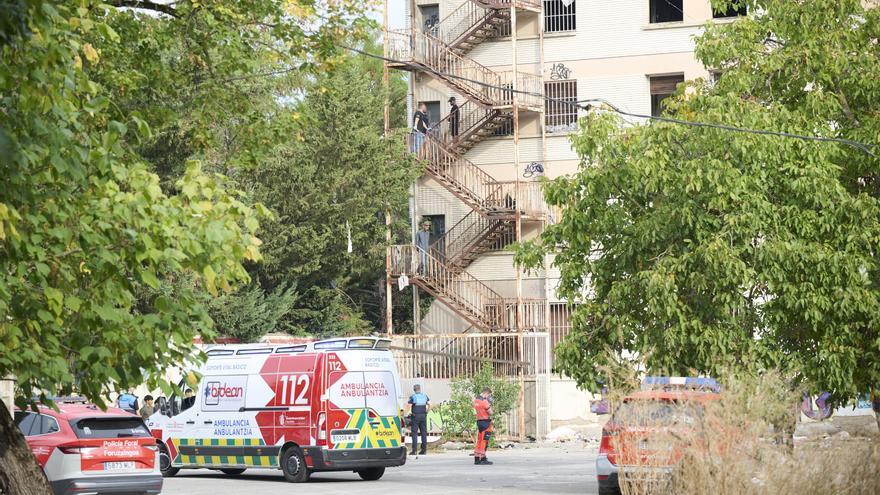 Fotos de policías en las instalaciones de la antigua Ikastola Jaso de Pamplona por un apuñalamiento