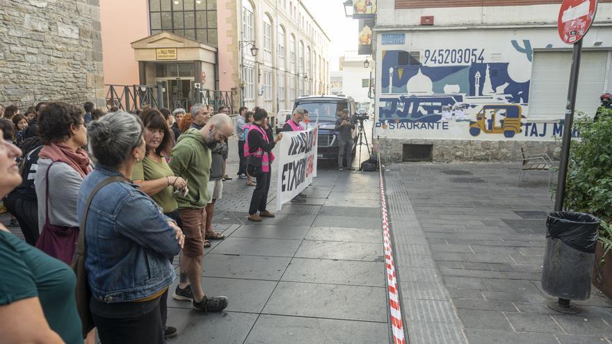 La Ertzaintza impide el paso a Nueva Fuera a activistas antidesahucios