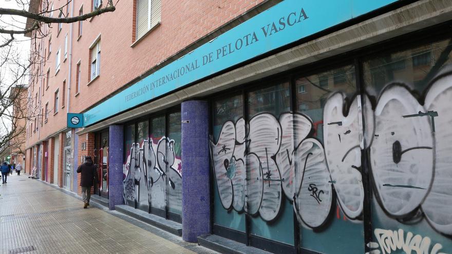 Pamplona: la salida de la Federación Internacional de Pelota termina mal