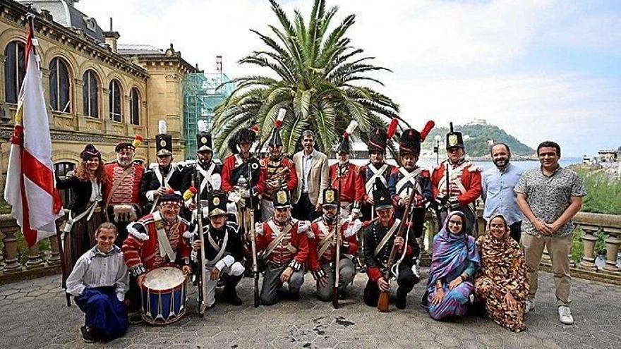 Participantes en la conmemoración del 31 de Agosto posan ayer con el alcalde, tras la presentación de los actos.