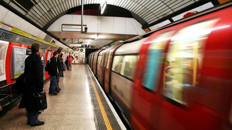 Una mujer baja a diario al metro de Londres para escuchar la voz de su marido fallecido