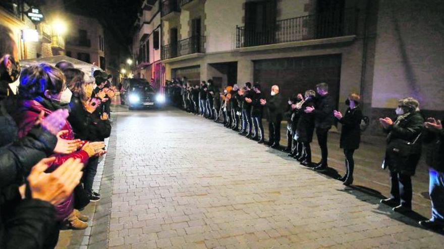 Centenares de vecinos arroparon a la familia de David Beriain en la llegada del coche fúnebre al pueblo.