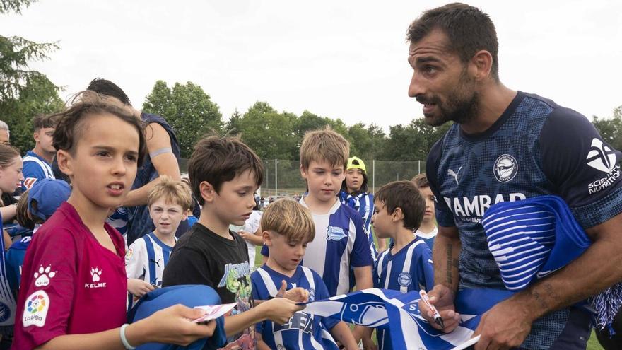 Jonny Otto firmando banderas y camisetas a los aficionados tras el entrenamiento.