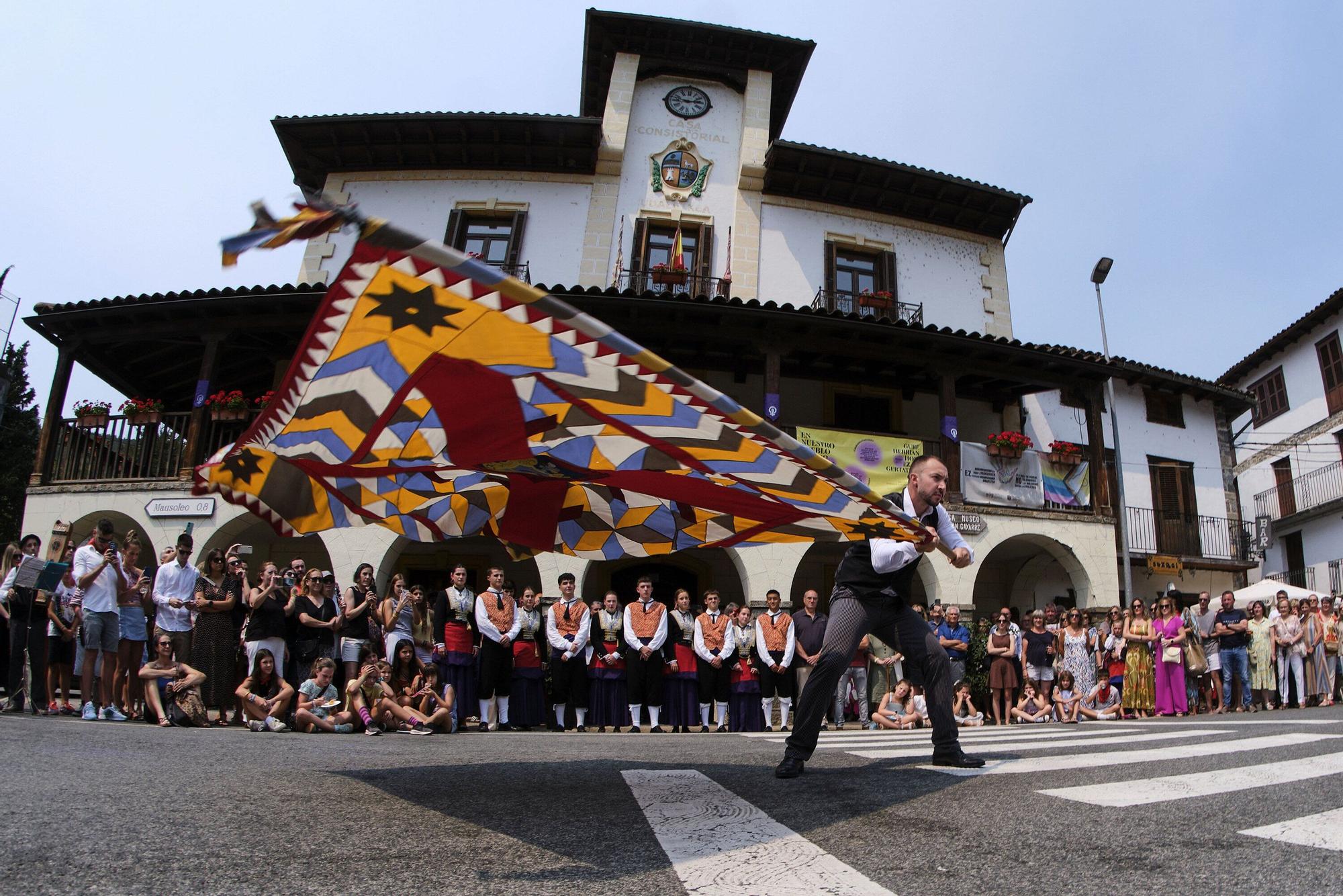 Fotos del tradicional baile de la bandera en fiestas de Roncal 2025