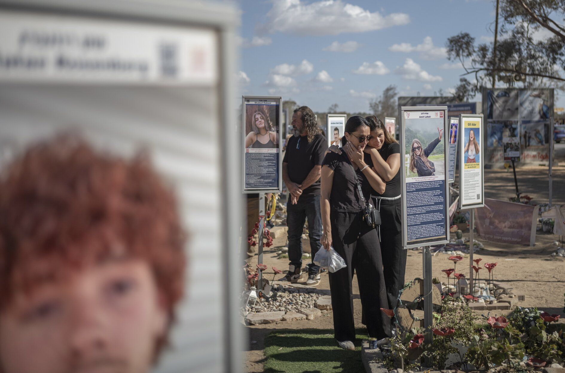 Familias israelíes visitan los monumentos conmemorativos en el recinto del festival de música Nova