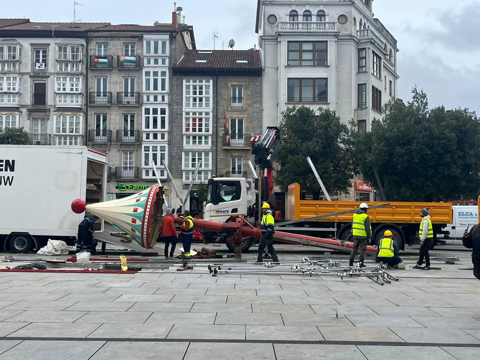 En imágenes: Instalación del carrusel navideño en la Virgen Blanca