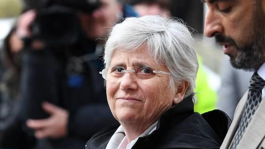 Clara Ponsatí, acompañada de su abogado Aamer Anwar, llega a la comisaría de policía de St. Leonards en Edimburgo
