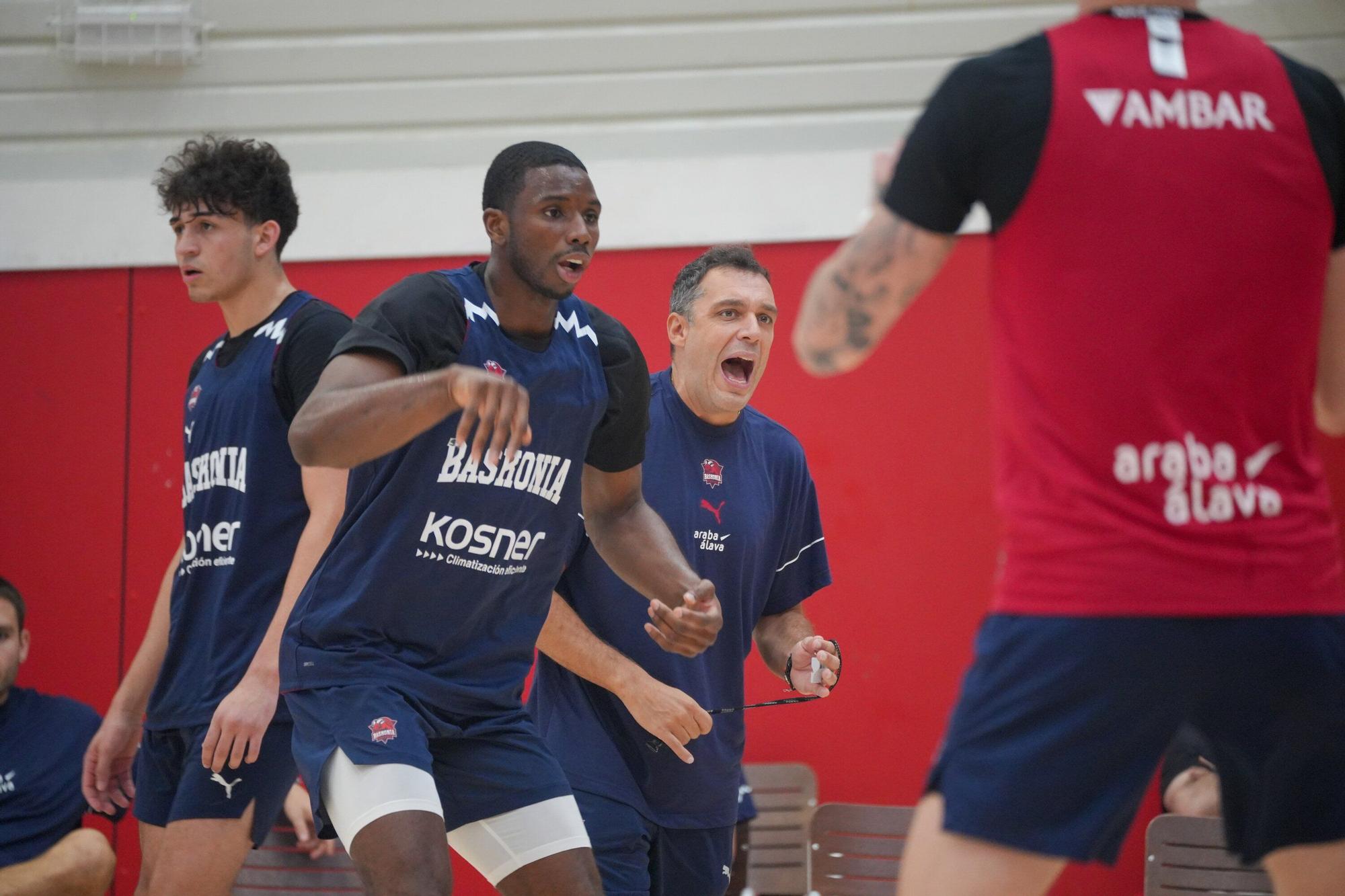 En imágenes: Así entrena el Baskonia bajo las órdenes de Galbiati