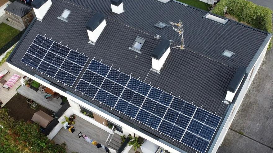 Vista cenital de este hogar en Sopela con placas solares.