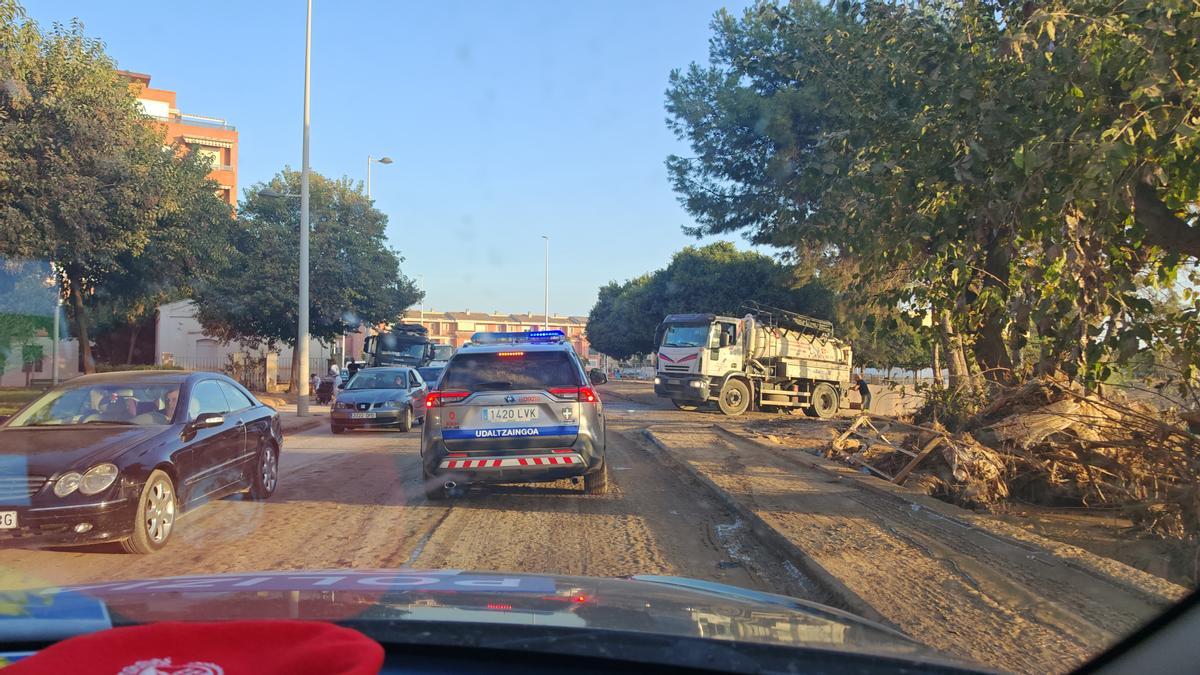Imagen de un coche patrulla de la Policía Municipal de Bilbao ayudando en la DANA