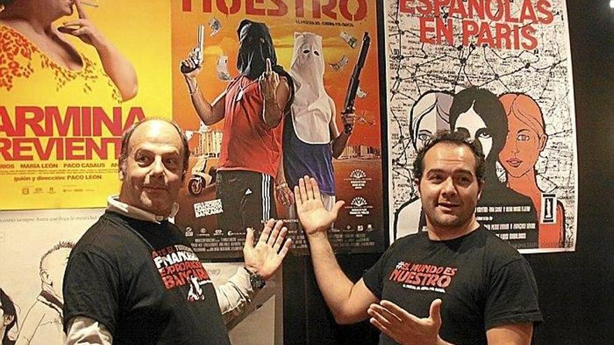Joserra Leza y el director y actor, Alfonso Sánchez, posan junto al cartel de la película.