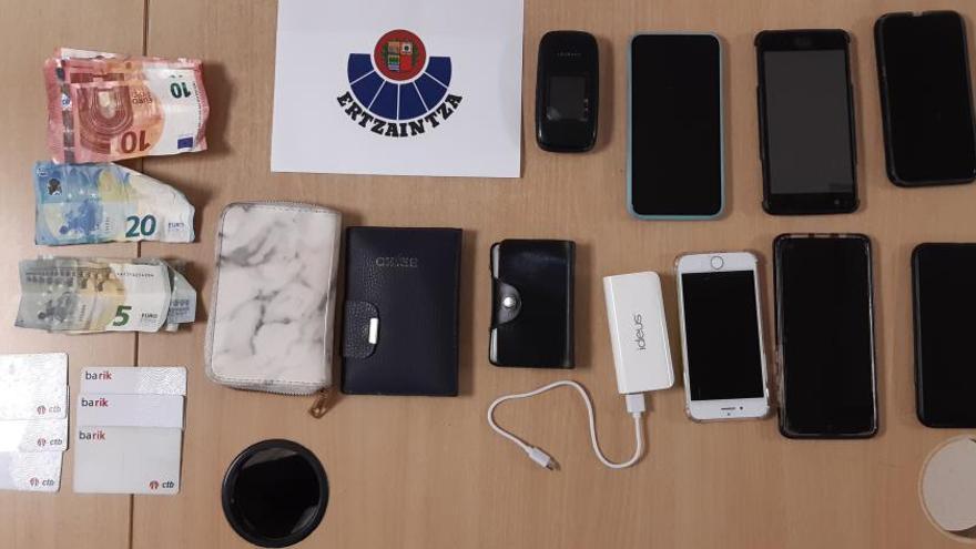 Detenido por el hurto de ocho móviles y varias carteras en Tolosa
