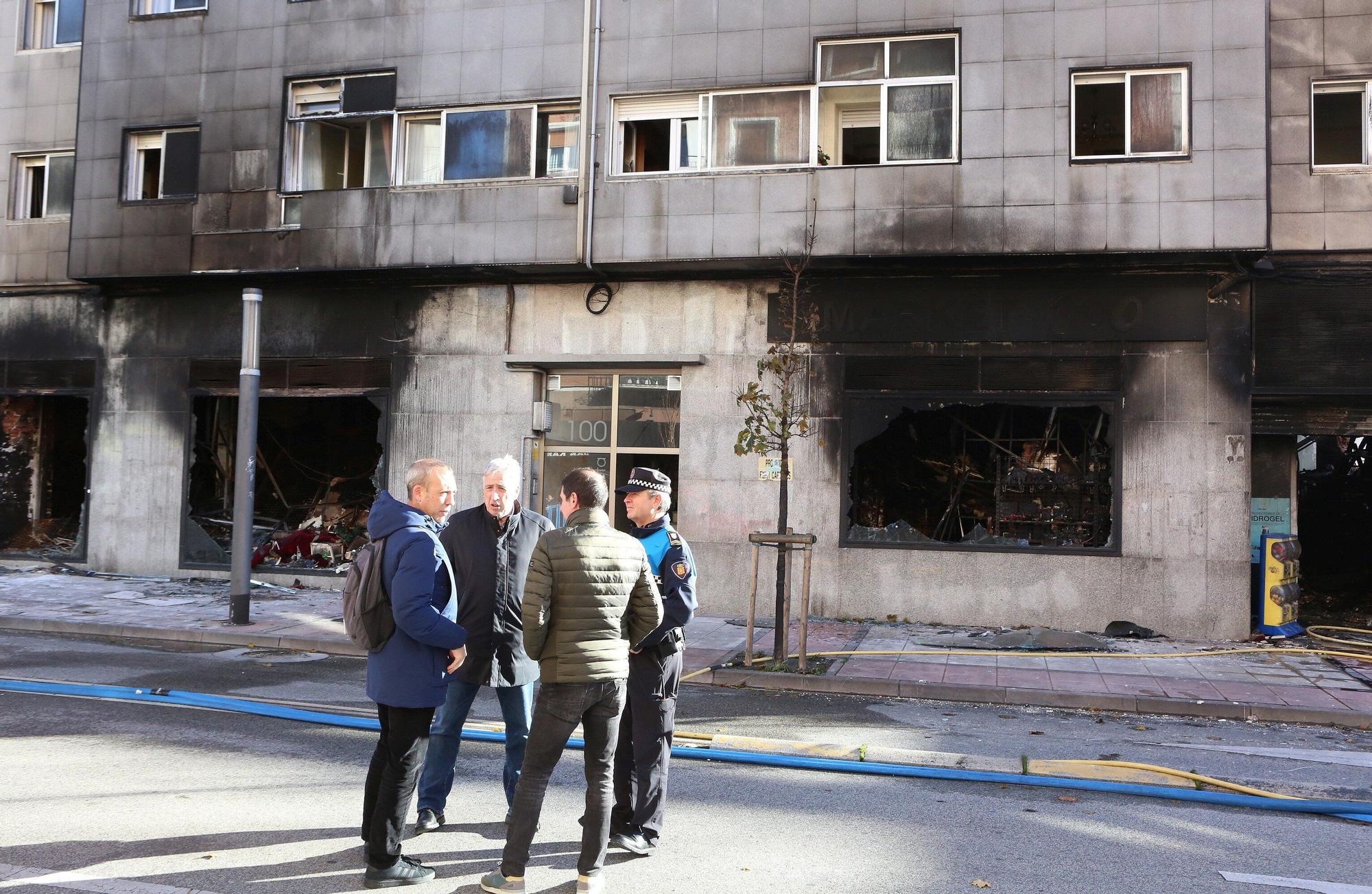 El alcalde de Pamplona visita la zona afectada por el incendio en la Rochapea